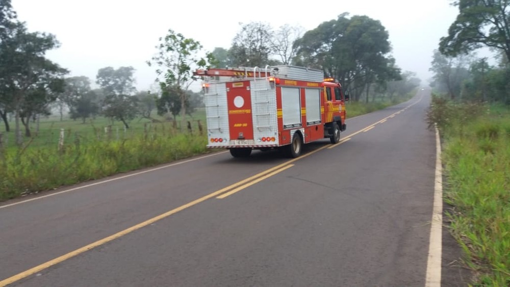 Bombeiros seguem para o local do acidente com avião — Foto: Osvaldo Nóbrega/TV Morena