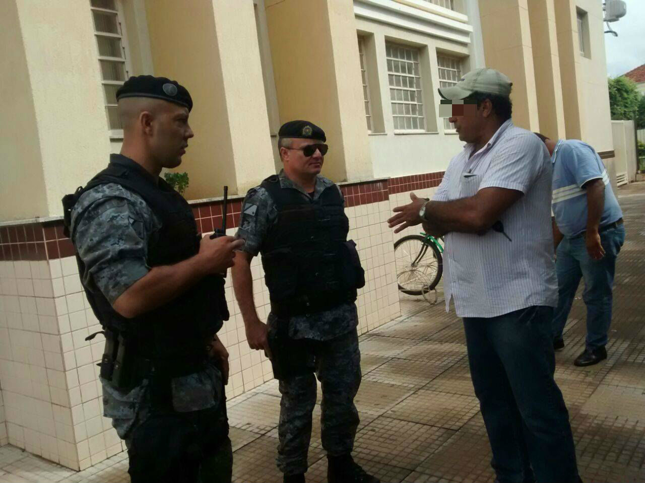 O homem  explica sua versão aos policiais a dívida de 7mil reais . Foto: Rádio Caçula.