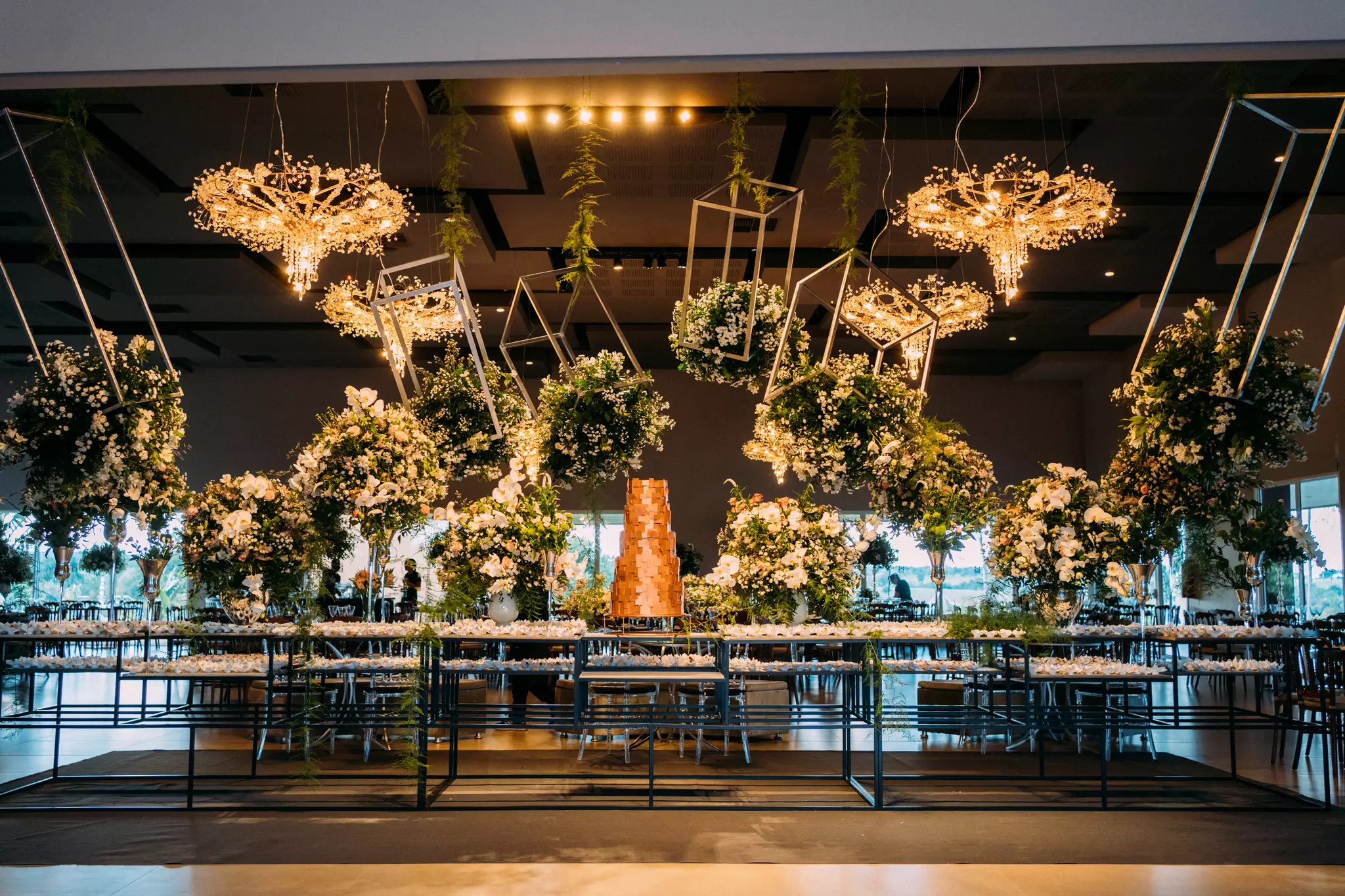 Detalhe da decoração contemporânea, com linhas geométricas, feita na festa. (Foto: @Pedredp)