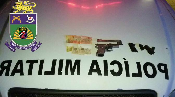 arma apreendida e dinheiro recuperado da loja de conveniência FOTO: Divulgação Polícia Militar