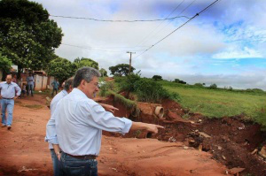 Prefeito visitando os locais que foram mais castigados pelas chuvas do último fim de semana. (Foto: divulgação/Prefeitura)