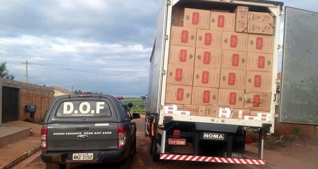 No compartimento de carga dos veículo, os policiais encontraram 50 mil pacotes de cigarros. (Foto: Divulgação)