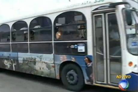 Estudante tentou fugir pela janela de um ônibus após ladrões anunciarem assaltoReprodução/Rede Record