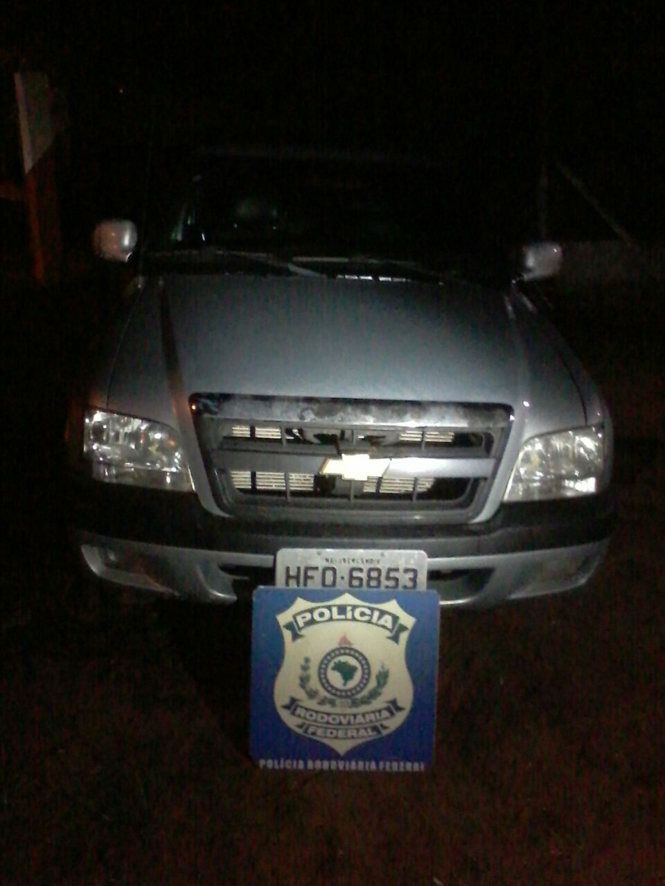Os PRFs realizaram diligências dentro da cidade e localizaram o veículo que havia se evadido abandonado em uma das avenidas do município. Foto: Rádio Caçula.