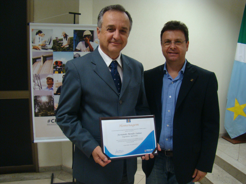 Fernando Mendes Lamas recebe homenagem das mãos do presidente do CREA-MS, Jary de Carvalho e CastroFoto:Sílvia Z. Borges/Embrapa
