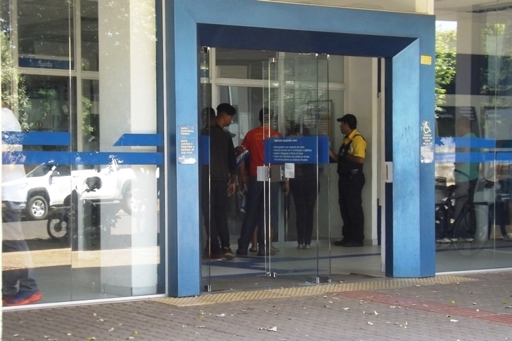 Quem chega na Caixa, mesmo em horário de atendimento não pode mais passar direto pela porta giratória.