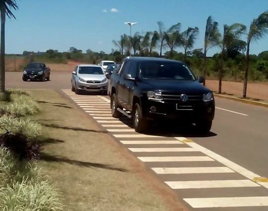 Sem fiscalização carros abusam e estacionam em qualquer lugar