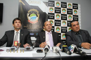 Os delegados Fábio Peró (à esquerda), Edilson dos Santos Silva (centro) e Weber Luciano de Medeiros apresentam detalhes sobre o crime. (Foto: Marcos Ermínio)