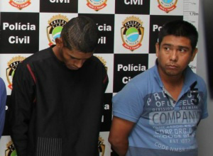 Robinho (à esquerda), foi o responsável por atirar contra o agente. Na foto ele aparece ao lado do mandante, Buguinho. (Foto: Marcos Ermínio)