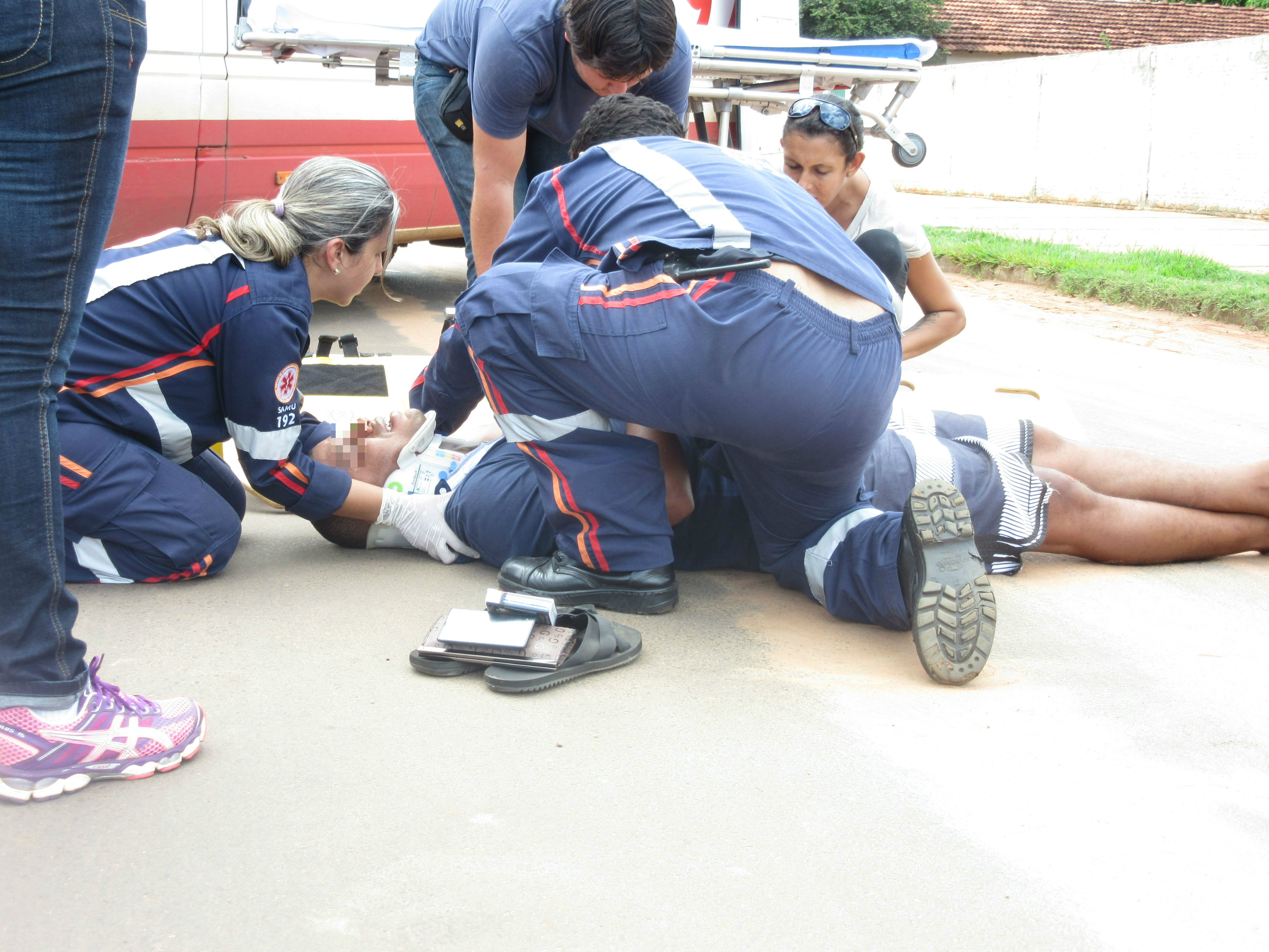 Vítima sendo atendida pelo SAMU. Foto: Rádio Caçula