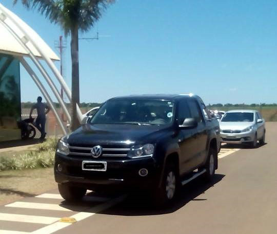 Carros em cima da faixa de pedestres