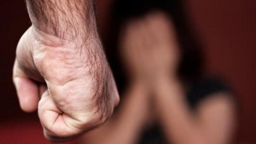 Ele ainda a espancou com socos, chutes e puxões de cabelo.