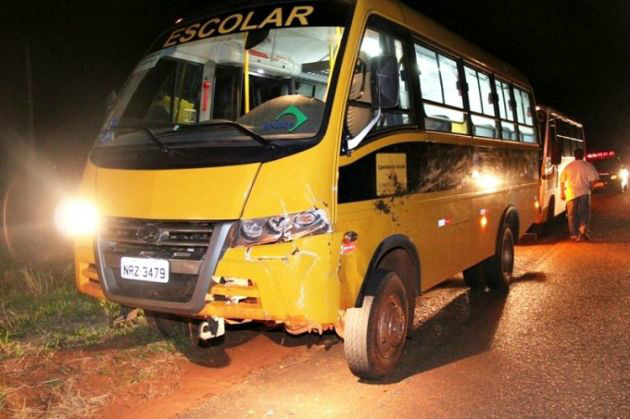 O ônibus teve a dianteira destruída.(Foto: Wilson Amaral/MS Cidades)