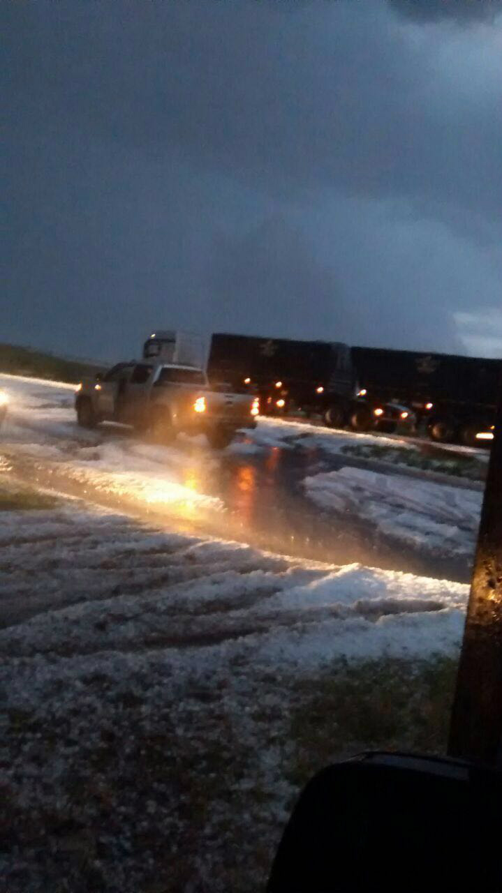 Granizo cobriu a pista. Foto: Divulgação Whatsapp