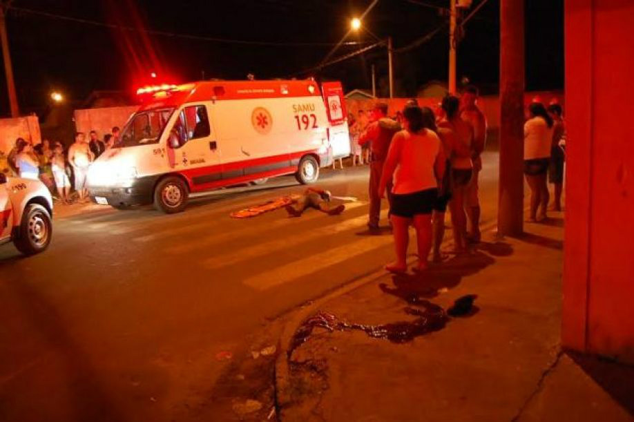 Vítima de tiros no bairro Rosele, em Araçatuba, pouco antes de ser socorrida, na madrugada desta segunda-feira Foto: Araçatuba News