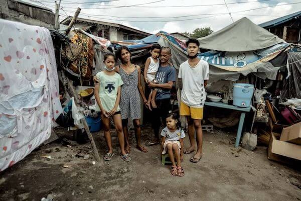 A família vive em um barraco, numa invasão, com os seis filhos pequenos.Foto: Rab4Love Studios
