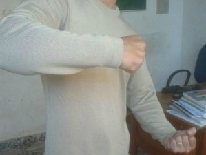 Policial mostra como imobilizou um dos bandidos (Foto: Francisco Júnior)