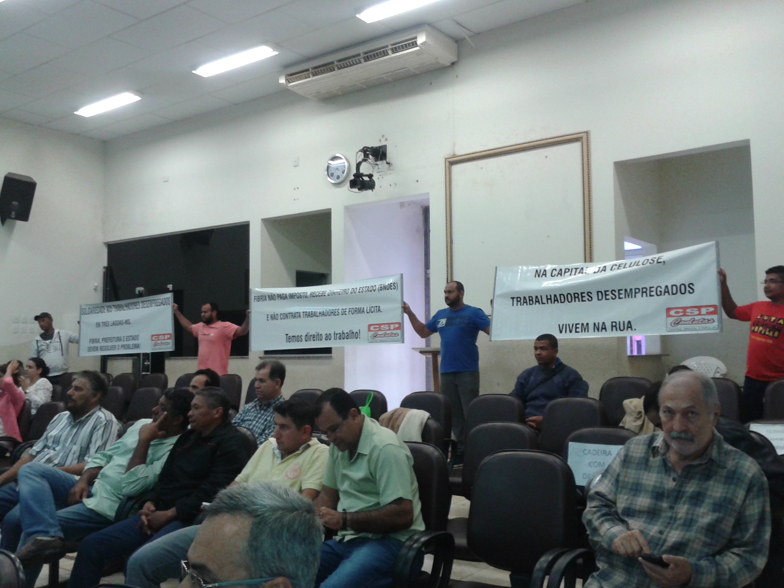 Desempregados manifestaram sua insatisfação na Câmara de Vereadores. Foto: Rayani Santa Cruz