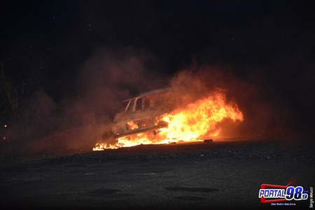 O veículo se incendiou por volta das 23h45 - Fotos: Sergio Melucci