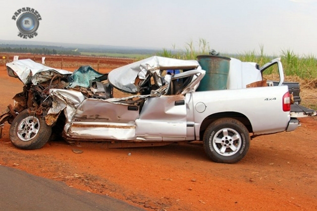 O carro ficou completamente destruído. Foto: Paparazzi News