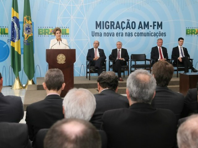 Foto divulgação: Presidente Dilma Rousseff durante cerimônia de anúncio dos critérios de adaptação de outorgas de radiodifusão AM para FM