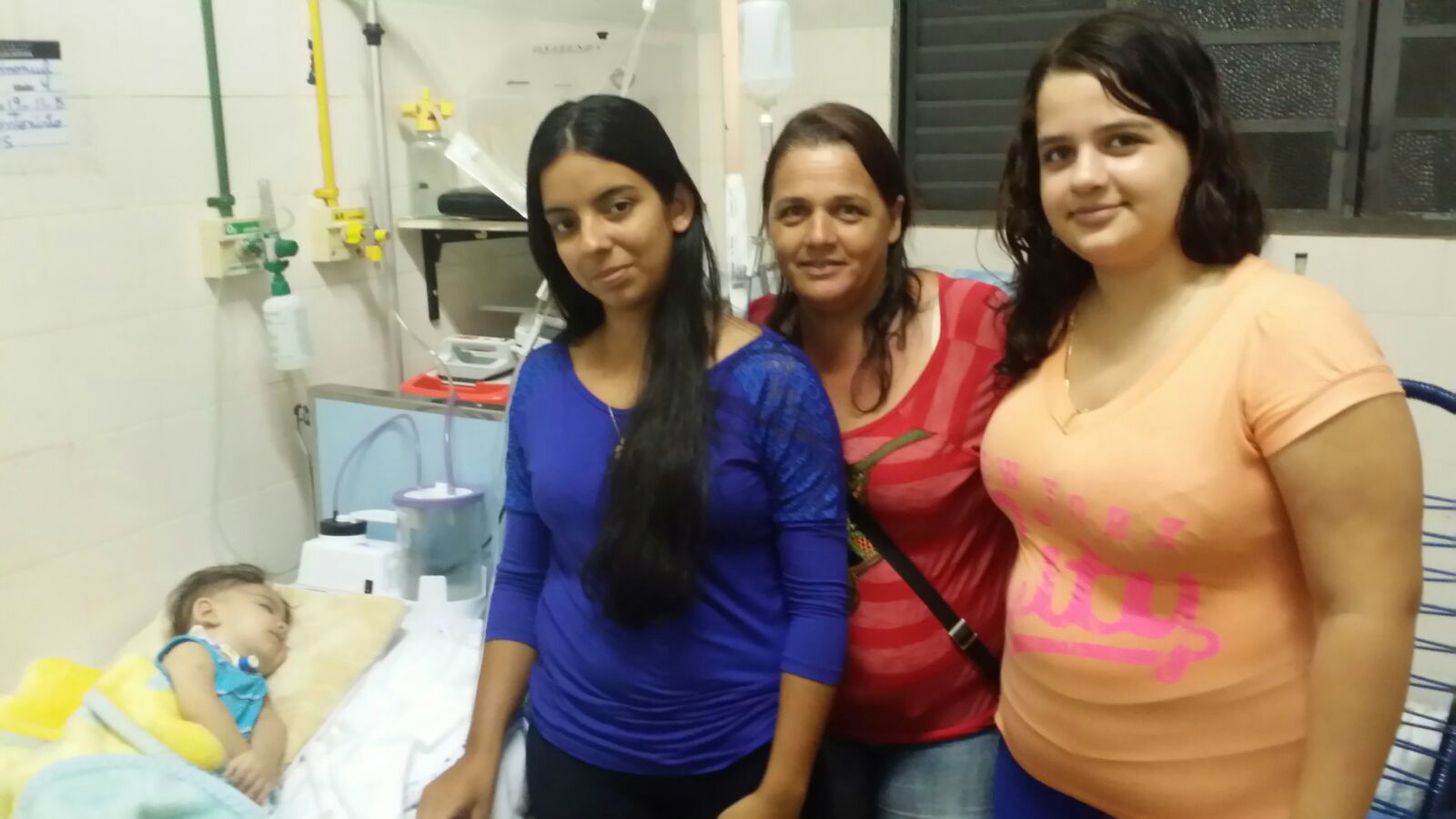 Familia do Erick ao receber no Hospital Auxiliadora a noticia da sua transferencia para o Hospital Regional de Campo Grande (MS)