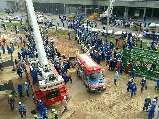 Foto: Arquivo Pessoal - Reprodução G1 AMMomento em que ambulância fez a remoção do operário