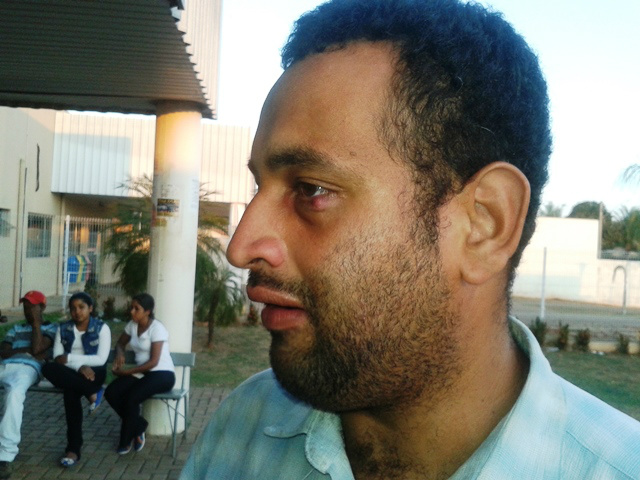 João Antônio está há três dias dormindo em frente a UPA. Foto: Rayani Santa Cruz
