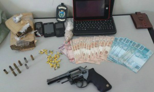 Objetos, drogas e dinheiro apreendidos na casa do menorFoto: S. Bronka