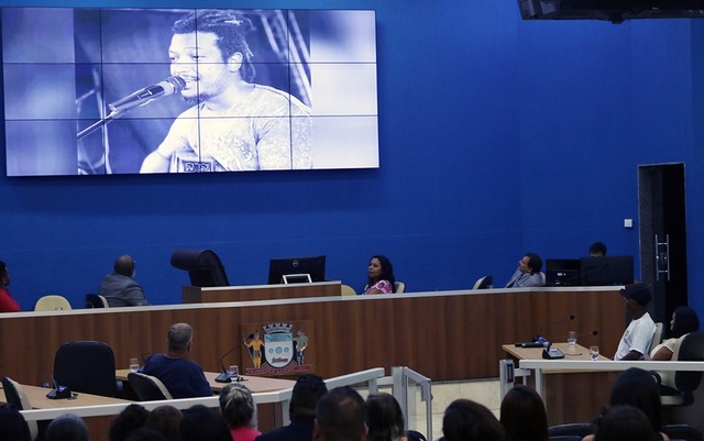 Os pais do cantor “Pele Negra” foram homenageados com uma Moção De Congratulação e um ramalhete de flores - Foto: Divulgação