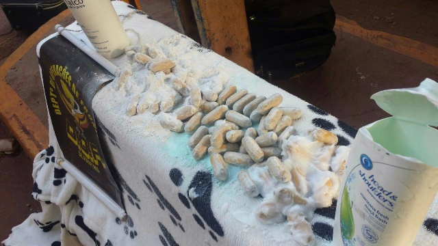 Cocaína foi encontrada dentro de shampoo e talco - Foto: Divulgação