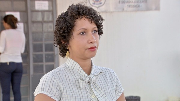 A confeiteira Elaine Cristina Alves de Souza, mãe da menina, registrou um boletim de ocorrência para denunciar o caso (Foto: TVCA/Reprodução)
