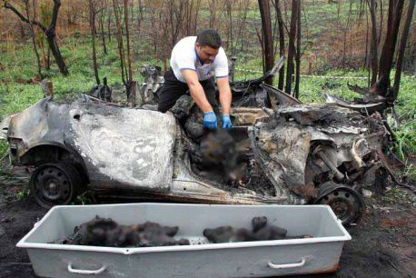 gente funerário retira corpos carbonizados das ferragens. Ficaram irreconhecíveis. Fotos: Roni Willer (Paparazzi news) e Moisés Eustáquio (Impacto)