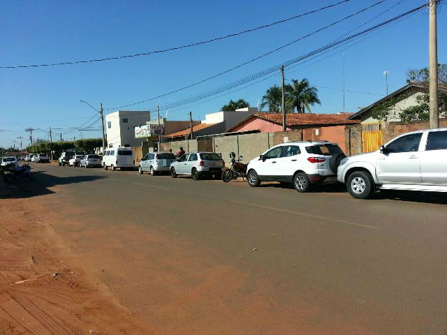 Fila de carros no CIRETRAN de Três Lagoas na segunda-feira (27).