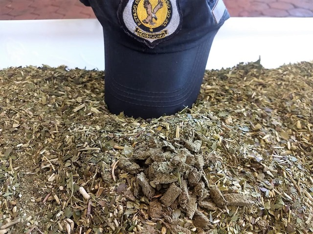 A droga estava em uma das sacolas que a mulher levaria para o marido — Foto: Agepen/Divulgação