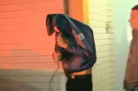 PMs deixaram a delegacia cobrindo o rosto após reconhecimento