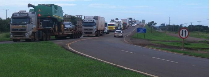 Caminhoneiros interditam rodovias de MS e causam engarrafamentos quilométricos. Foto: Mídiamax