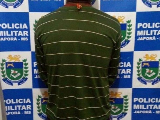 Indígena sendo apresentado pela polícia militar de Japorã que efetuou a prisão. (Foto: Divulgação)