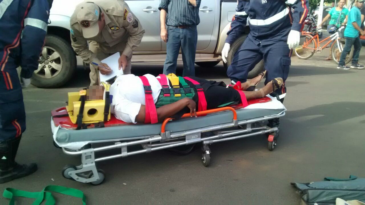 Ciclista sendo socorrida (Foto Rádio Caçula)