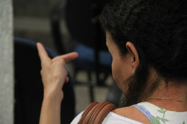 Mãe de dois adolescentes vítimas relata caso à polícia. (Foto: Marcos Ermínio)