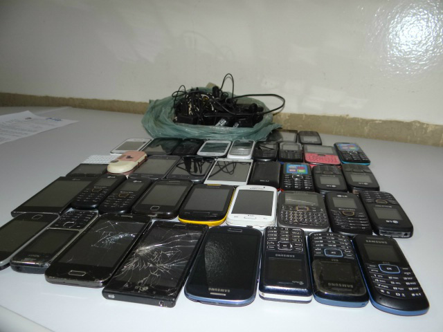 Aparelhos de telefone celular foram apreendidos - Foto: Osvaldo Duarte
