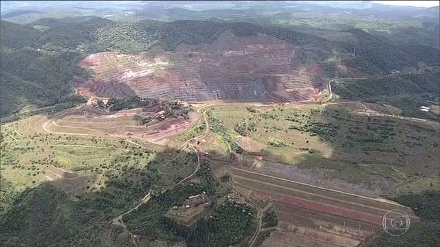 Barragem Sul Superior na frente da imagem à direita e ao fundo o talude Norte, na cava da Mina Gongo Soco, em Barão de Cocais — Foto: Reprodução/TV Globo