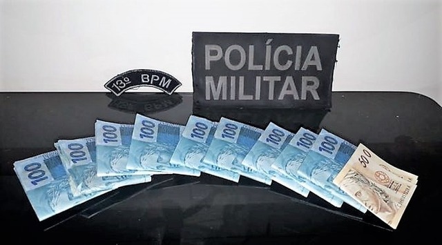 Ao ser indagado sobre o dinheiro, o indivíduo confessou que haviam mais notas falsas em sua casa. — Foto: PM/Reprodução