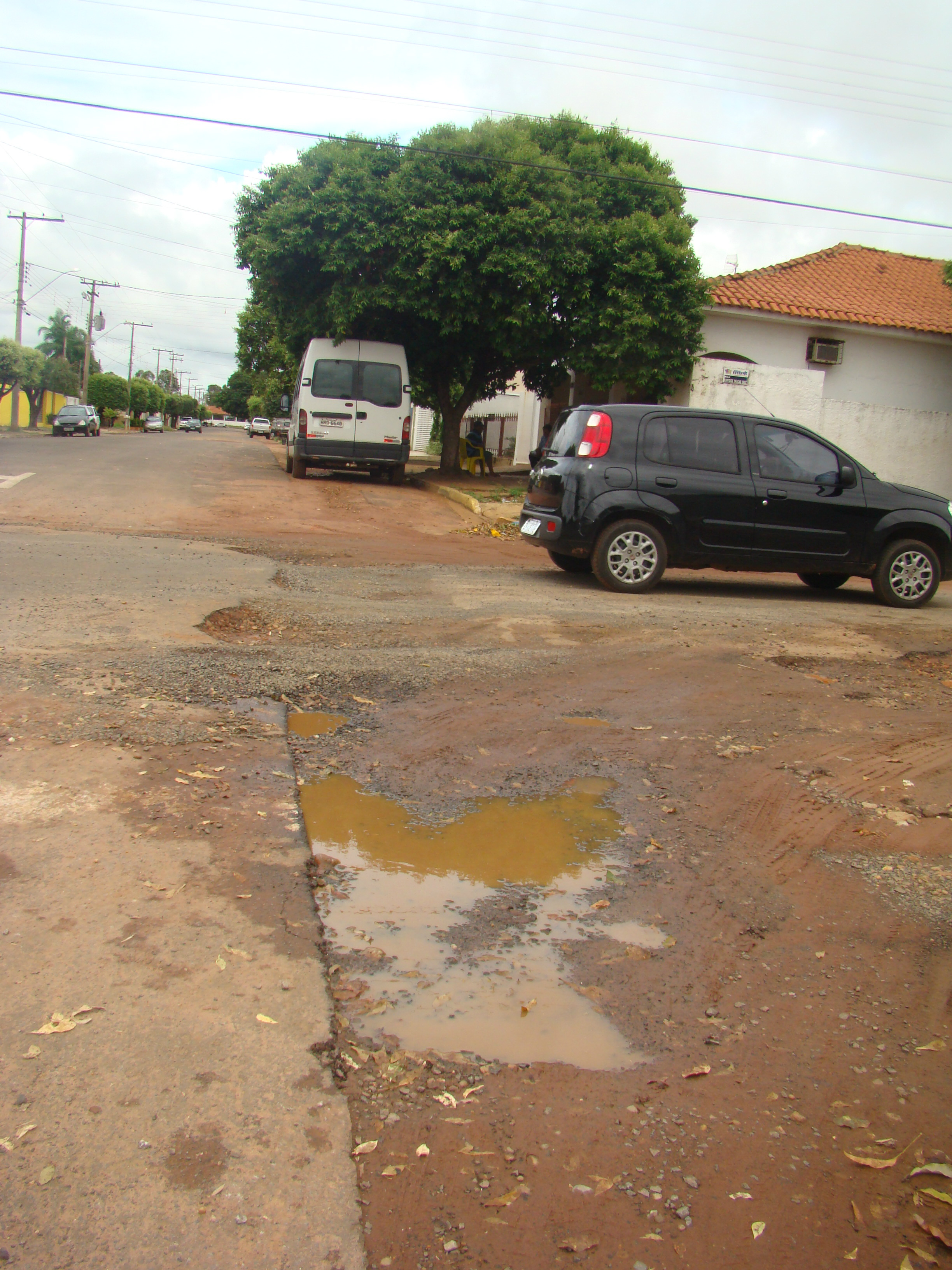 Com a chuva, os buracos e os riscos de acidentes só são ampliados