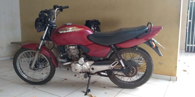 Motocicleta Honda CG 125 de cor vermelha no bairro Jardim Carandá
