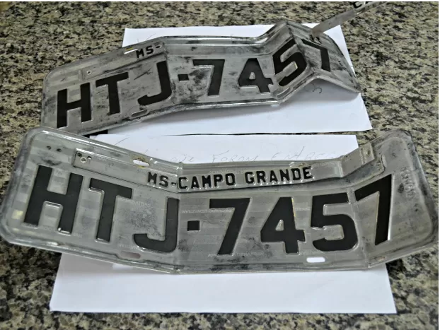 Placas originais estavam enterradas na casa de um dos suspeitos 