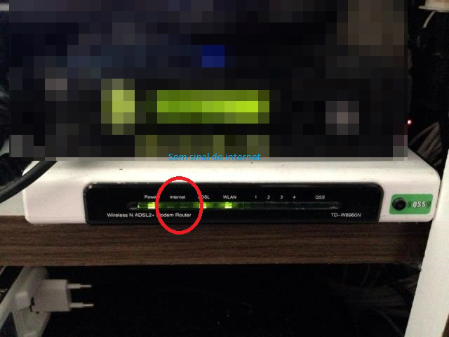 Conforme a foto, o sinal de internet está desativado