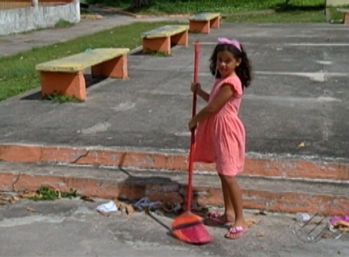 Gabriela Marçal convidou a família e a comunidade para limpar a praça Presidente Tancredo Neves no conjunto Cidade Nova, em Ananindeua (Foto: Reprodução/TV Liberal)