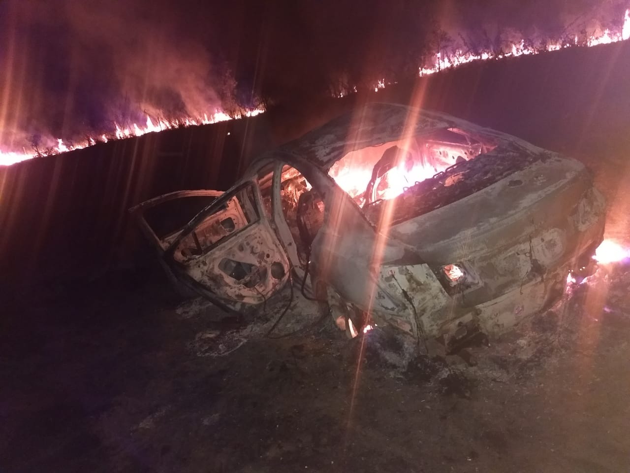 Veículo incendiado com o impacto. O motorista teve todos os pertences -incluindo documentos - queimados. O incêndio se alastrou pela mata. Foto: ArapuáMS