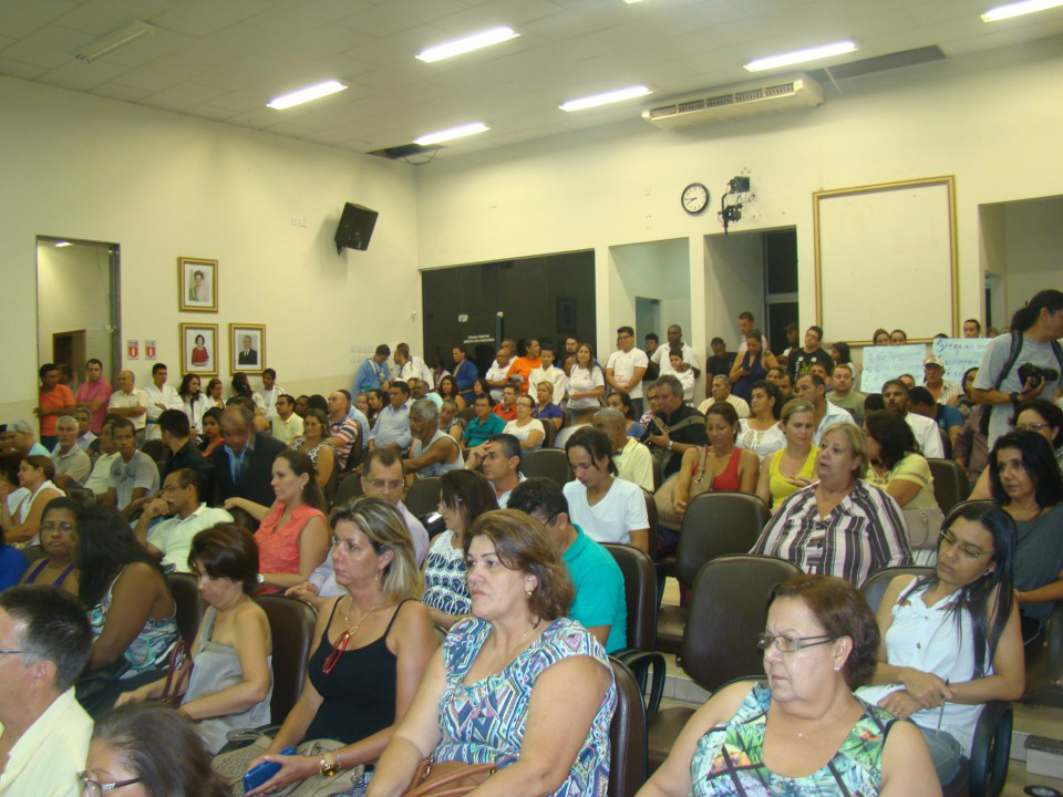 O plenário da Câmara lotou de cidadãos três-lagoenses que protestavam contra a Administração Municipal